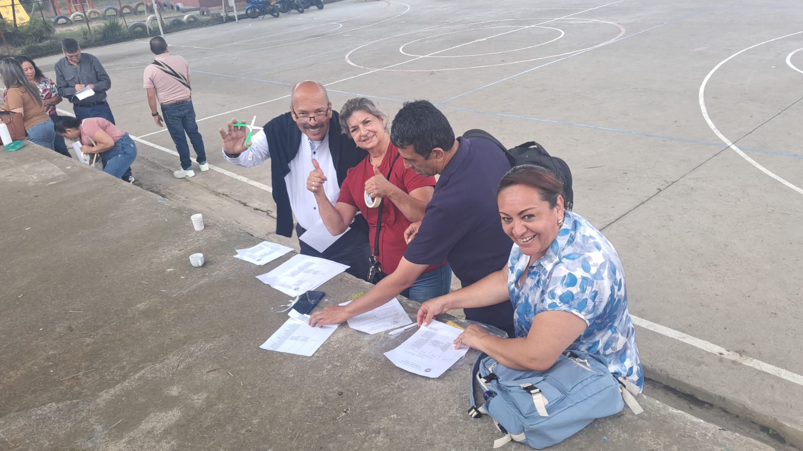 Docentes trabajando en actividades de diseño del Sistema de Evaluación Institucional