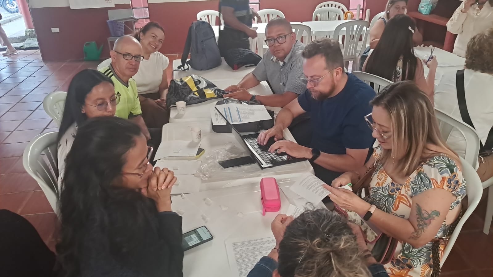 Grupos de trabajo analizando el Sistema de Evaluación Institucional