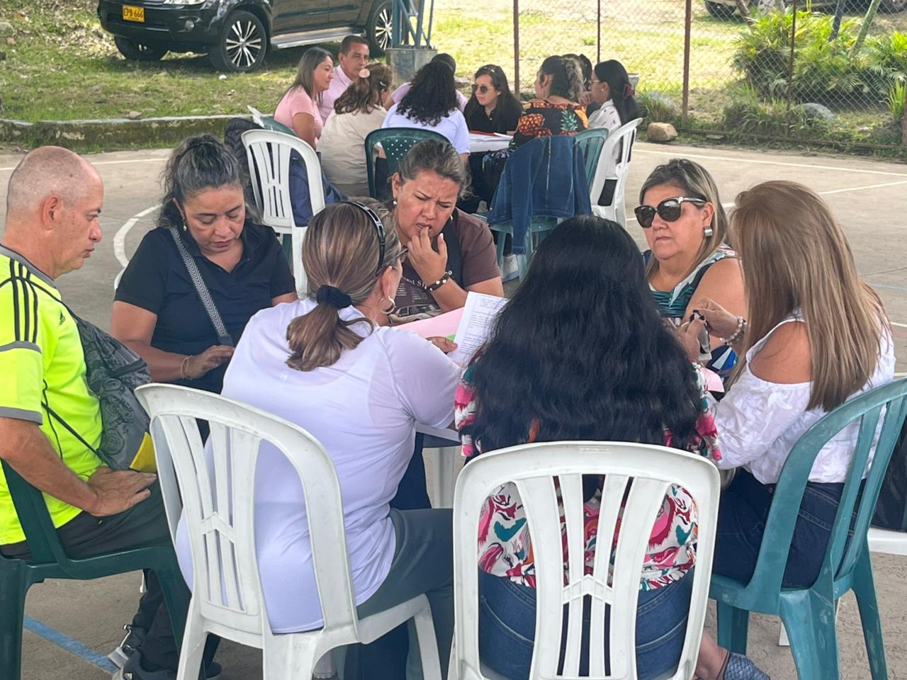 Docentes y administrativos en sesión de socialización